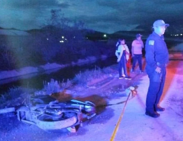 Pareja cae a canal de agua; una mujer pierde la vida