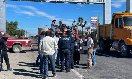 Bloqueo de ejidatarios afecta la México-Laredo