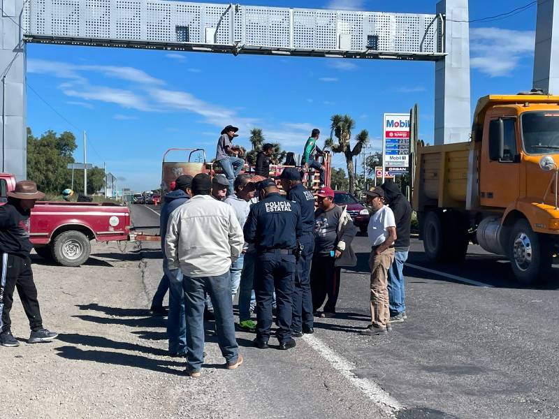 Bloqueo de ejidatarios afecta la México-Laredo