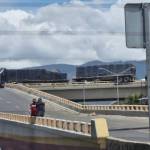 Tráiler se queda atorado sobre distribuidor vial