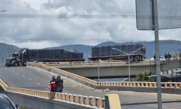 Tráiler se queda atorado sobre distribuidor vial