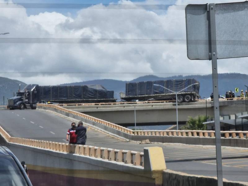 Tráiler se queda atorado sobre distribuidor vial