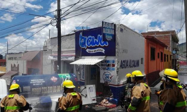 Choca pipa y genera alarma por fuga de gas