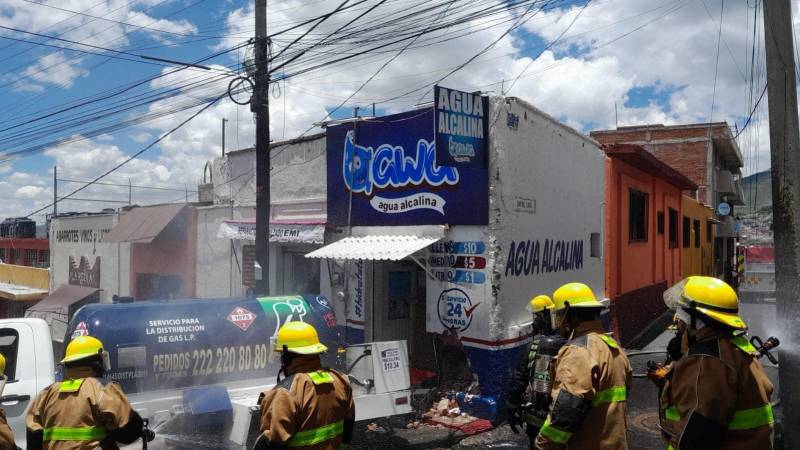 Choca pipa y genera alarma por fuga de gas