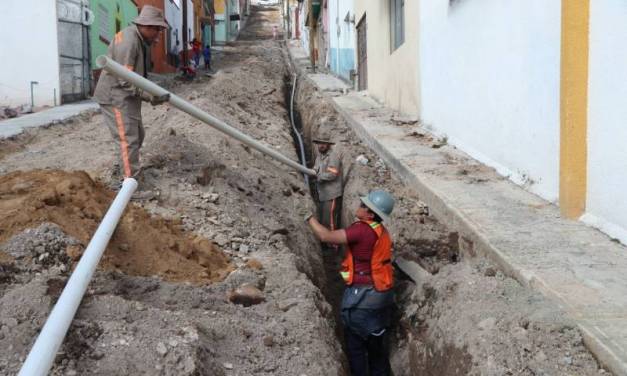 Reemplazan línea de agua con 45 años de antigüedad en Pachuca