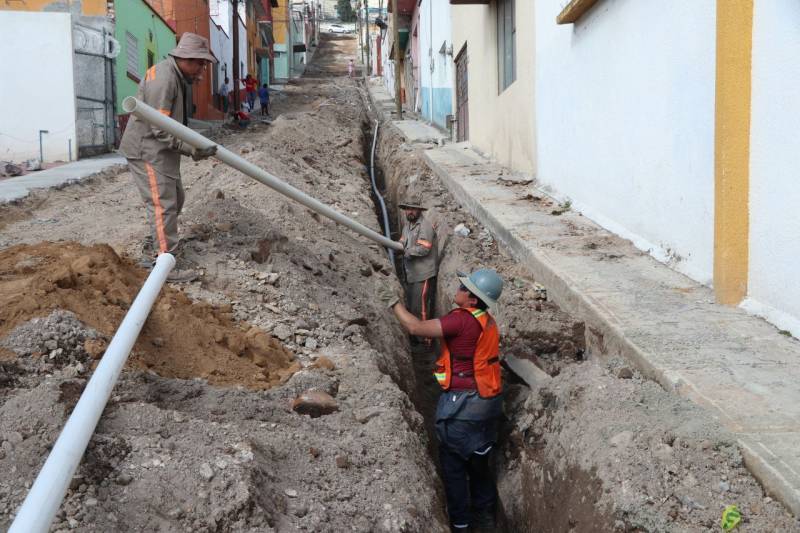 Reemplazan línea de agua con 45 años de antigüedad en Pachuca