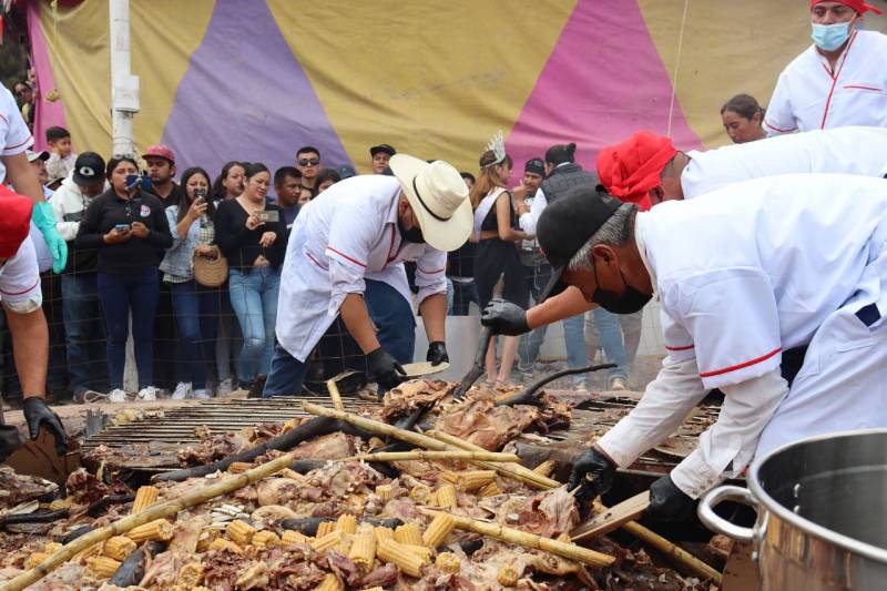 Destapan la barbacoa más grande de México en Actopan