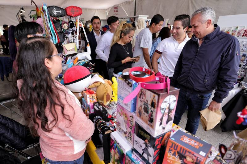 Realizan Feria Emprendedora 11:11 en Plaza Independencia