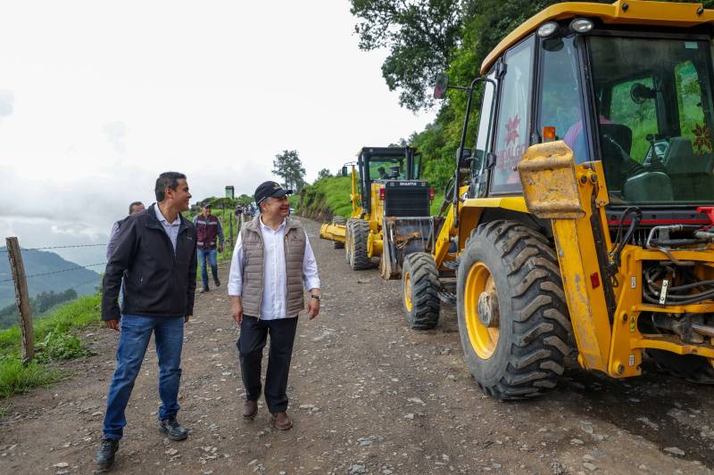 Menchaca lleva obras para desarrollo de la Otomí-Tepehua