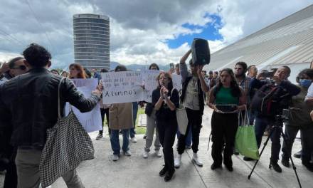 Protestan alumnos en apertura de la Feria Universitaria del Libro