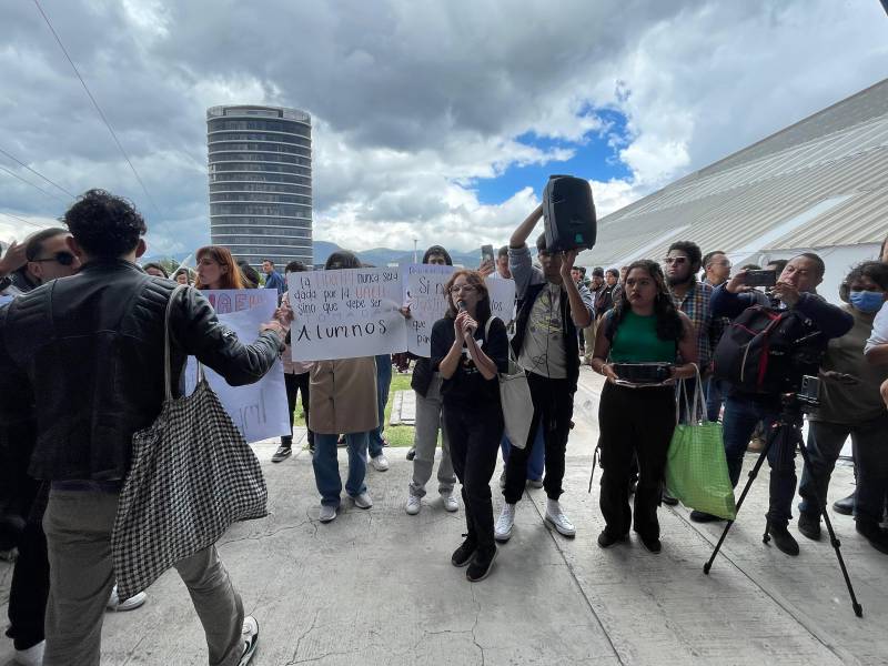 Protestan alumnos en apertura de la Feria Universitaria del Libro