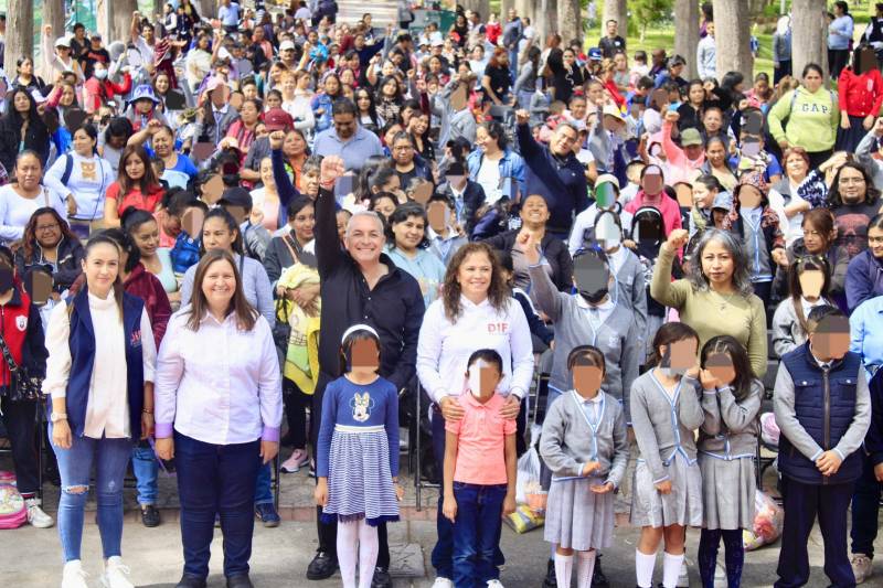 Sergio Baños y Bárbara Montaño entregan Becas W-15