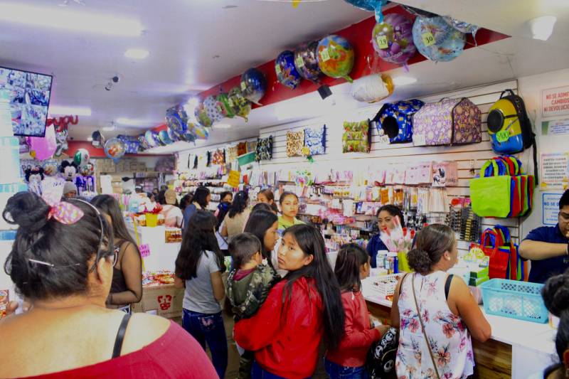 Compras de pánico en papelerías por regreso a clases