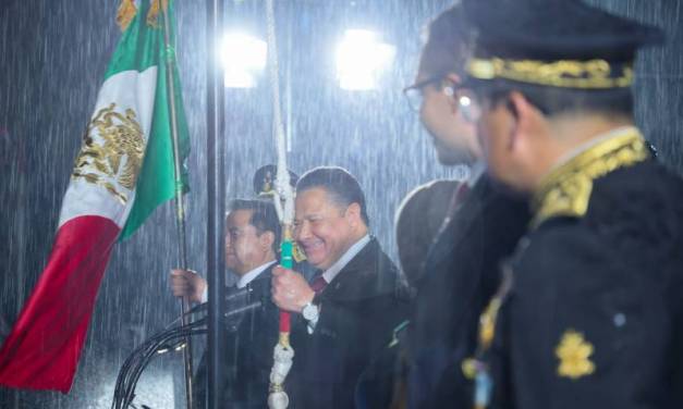 Julio Menchaca encabezó la Celebración del Grito de Independencia