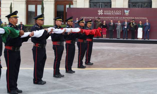 Julio Menchaca encabezó la ceremonia de Arriamiento de la Bandera