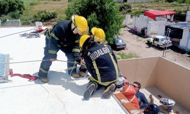 Bomberos brindan auxilio a lesionado por descarga eléctrica en Epazoyucan