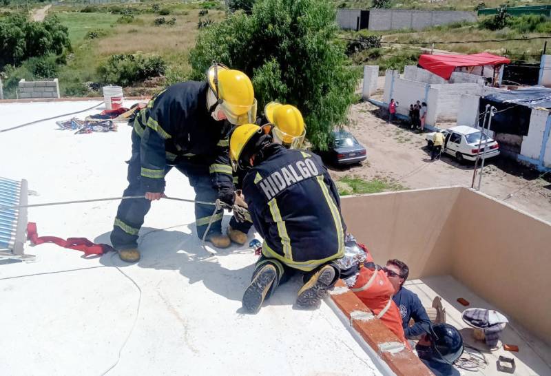 Bomberos brindan auxilio a lesionado por descarga eléctrica en Epazoyucan