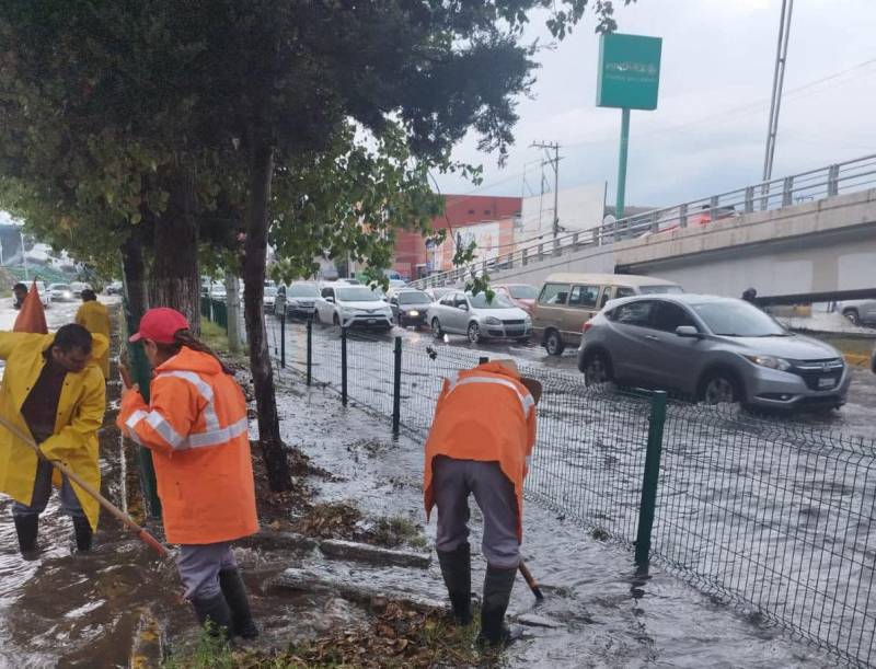 Fuerte lluvia genera inundaciones en varios puntos de Pachuca