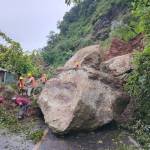 Coordinan retiro de derrumbe que bloqueó carretera Molango-Xochicoatlán