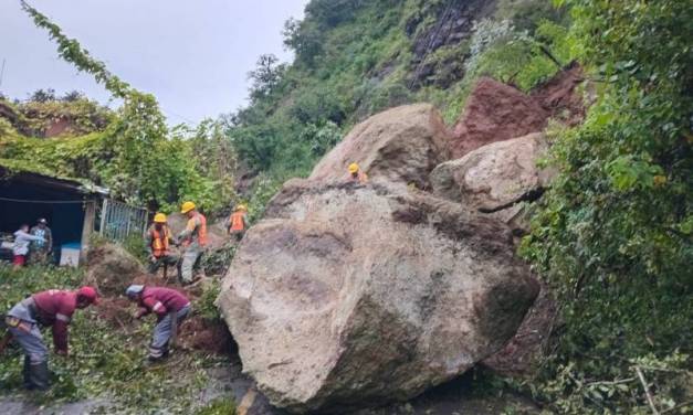 Coordinan retiro de derrumbe que bloqueó carretera Molango-Xochicoatlán