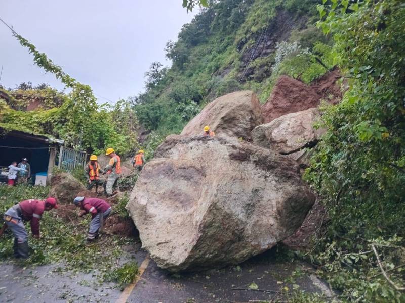 Coordinan retiro de derrumbe que bloqueó carretera Molango-Xochicoatlán