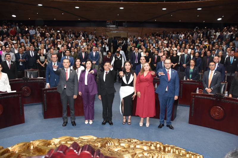 Instalan la LXVI Legislatura y diputados toman protesta