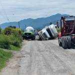Vuelca pipa de gas LP en San Salvador
