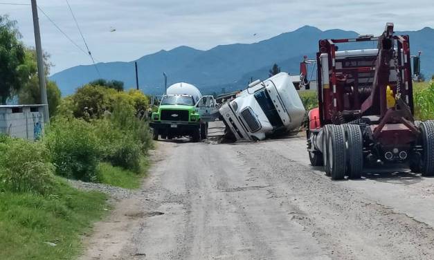 Vuelca pipa de gas LP en San Salvador