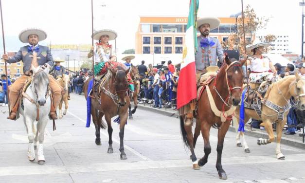 Con desfile culminan festejos patrios en la capital hidalguense