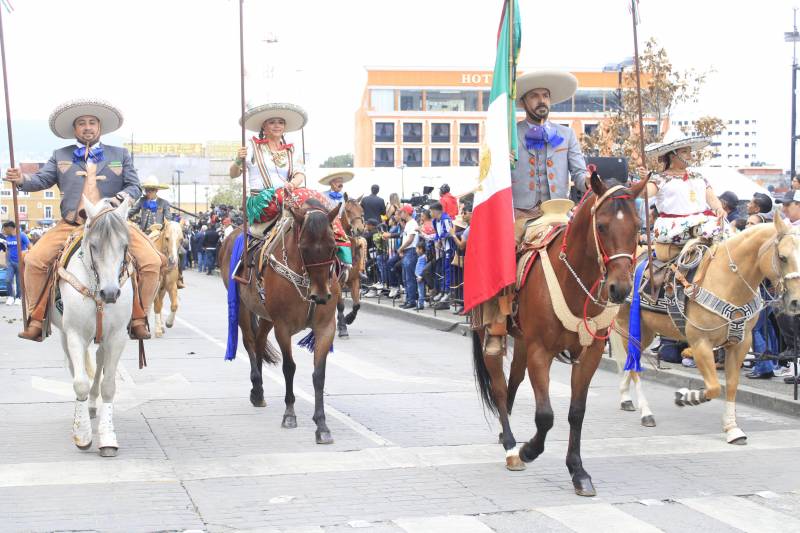 Con desfile culminan festejos patrios en la capital hidalguense