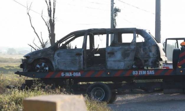 Hallan cuerpos calcinados al interior de una camioneta