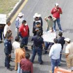 Bloquean manifestantes bulevar Santa Catarina, en Pachuca