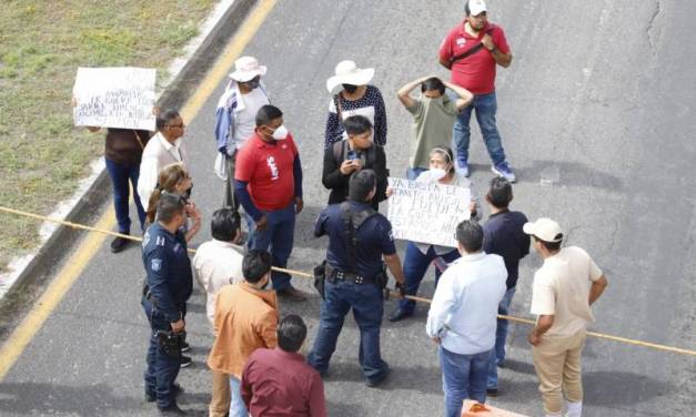 Bloquean manifestantes bulevar Santa Catarina, en Pachuca