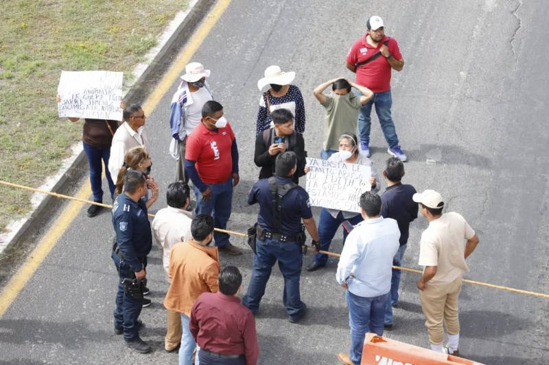 Bloquean manifestantes bulevar Santa Catarina, en Pachuca