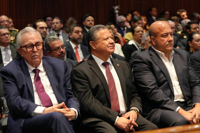 Julio Menchaca asiste a toma de protesta de Claudia Sheinbaum