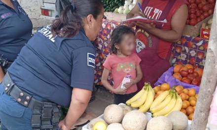 Menores extraviados son auxiliados por elementos de la policía