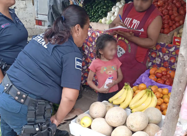 Menores extraviados son auxiliados por elementos de la policía