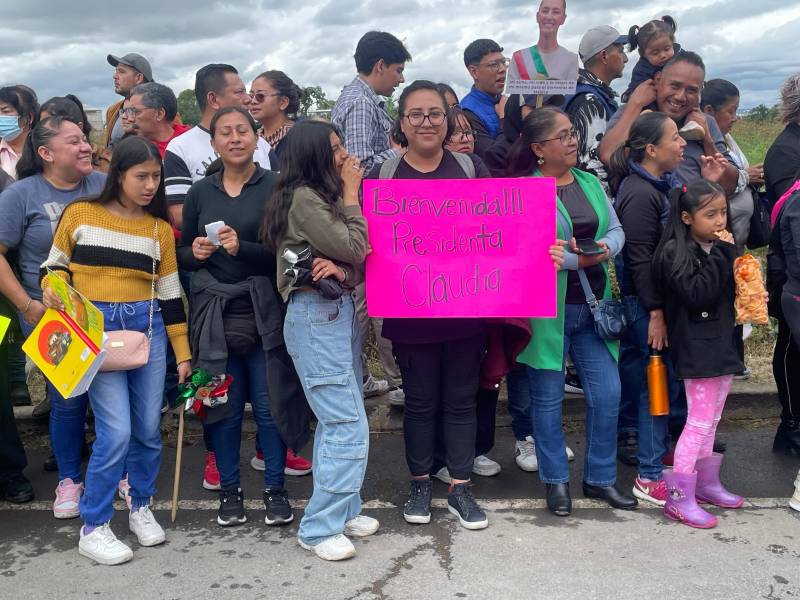 Entre apoyo y demandas de justicia recibieron a Claudia Sheinbaum