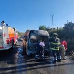 Se incendia combi de pasajeros en Singuilucan