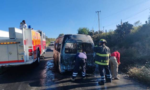 Se incendia combi de pasajeros en Singuilucan