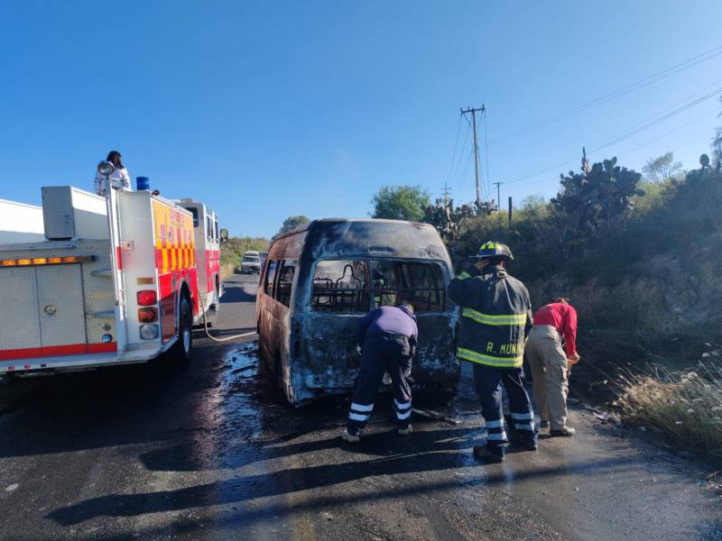 Se incendia combi de pasajeros en Singuilucan