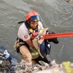 Rescatan a perrito que cayó al Río Tula