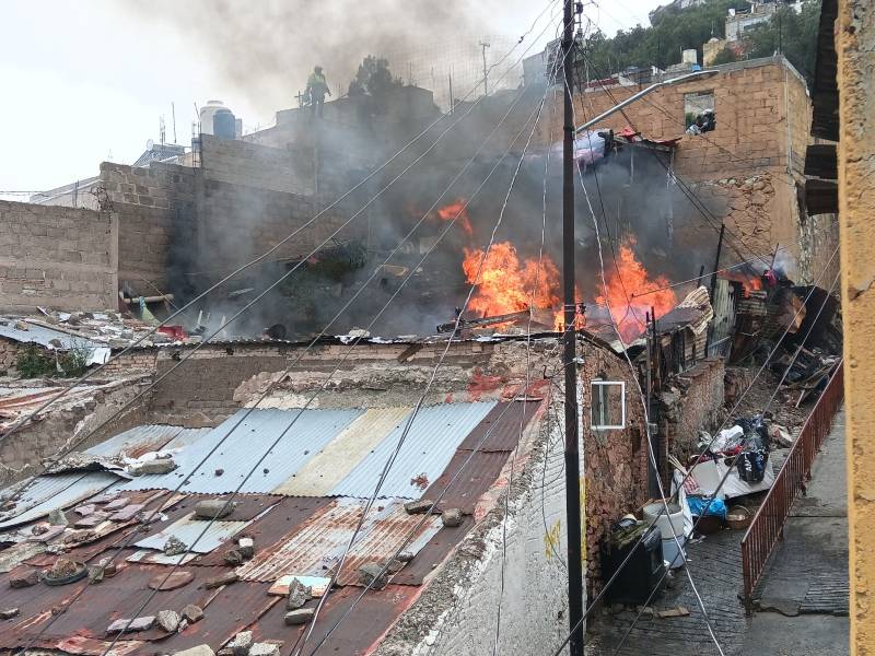 Se incendia vivienda en colonia de Pachuca