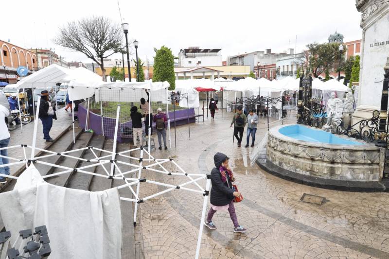 Instalan provisionalmente a comerciantes de Pachuca en Plaza Constitución