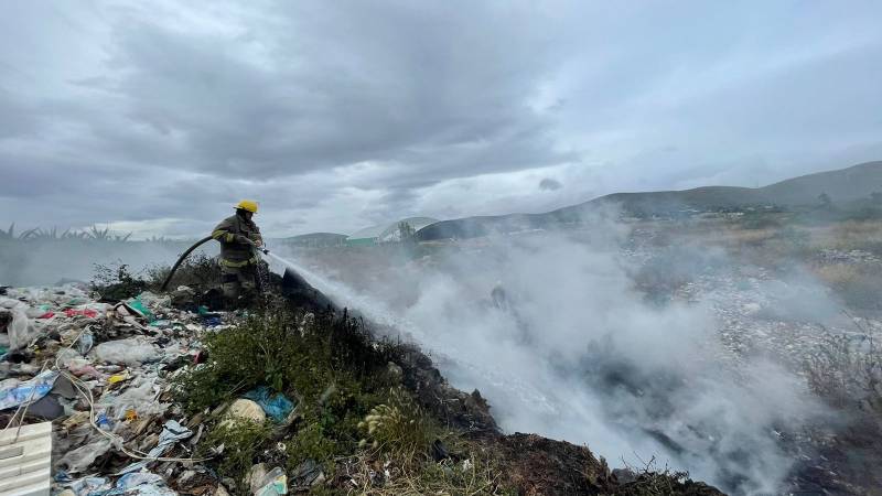 Se incendia basurero en Mineral de la Reforma