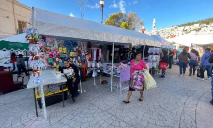 Jorge Reyes reubica a 150 comerciantes ambulantes de Pachuca