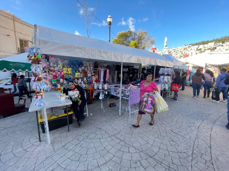 Jorge Reyes reubica a 150 comerciantes ambulantes de Pachuca