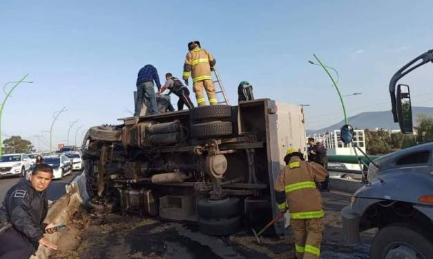 Vuelca de camioneta de valores en bulevar Colosio