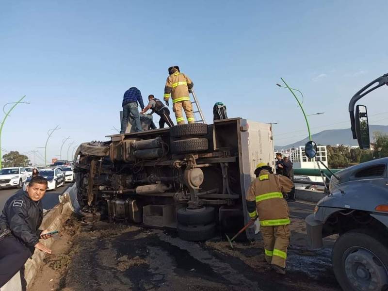 Vuelca de camioneta de valores en bulevar Colosio