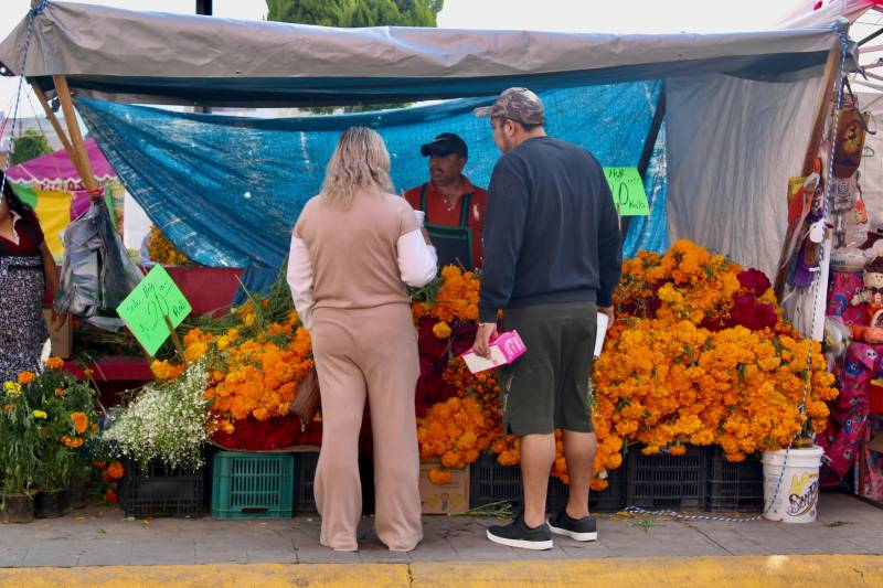 Marco Rosales y la venta por el Día de Muertos